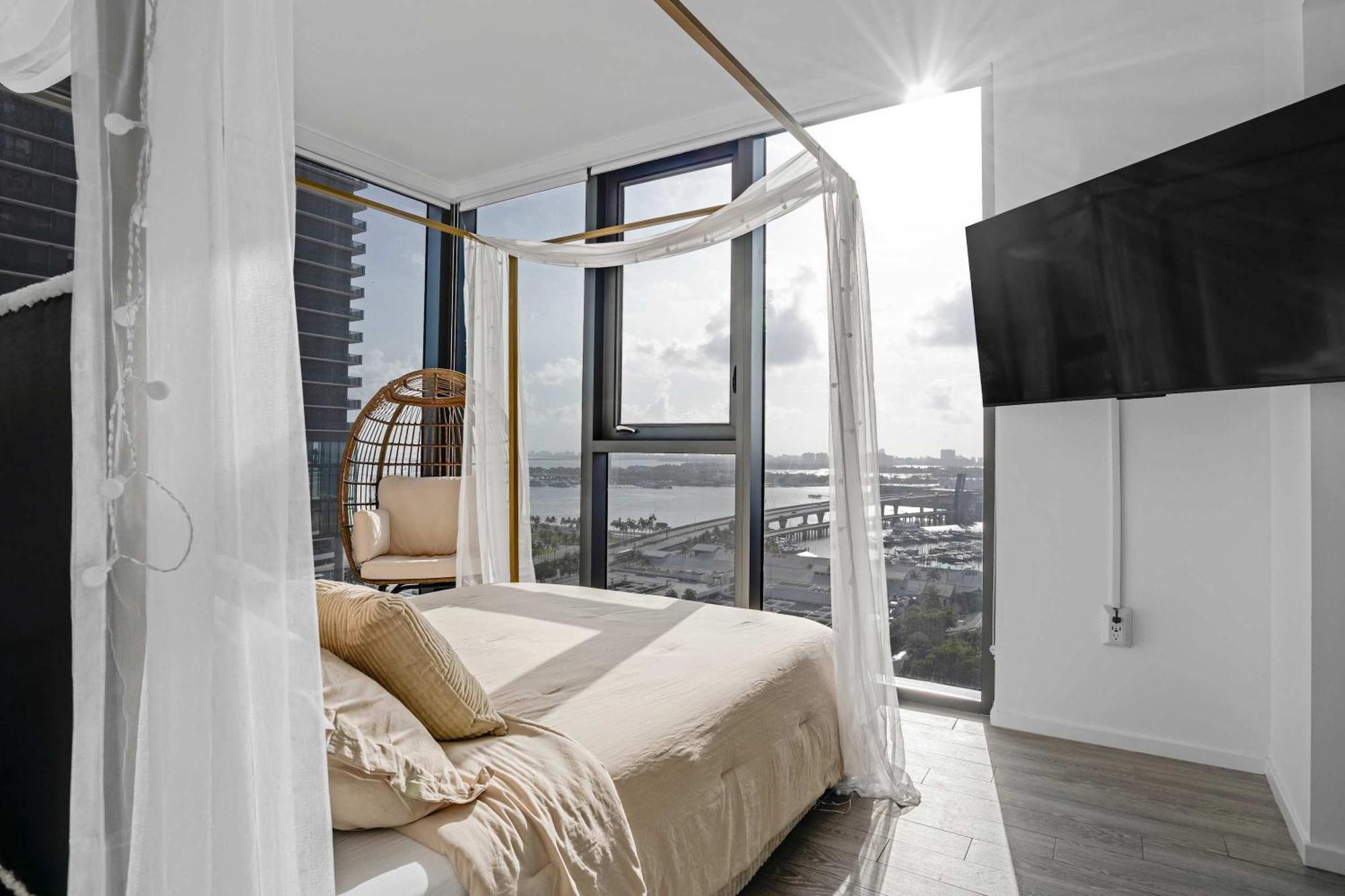 Cbd Luxepad 2b2b With Bay Views Gym Lounge Apartment *