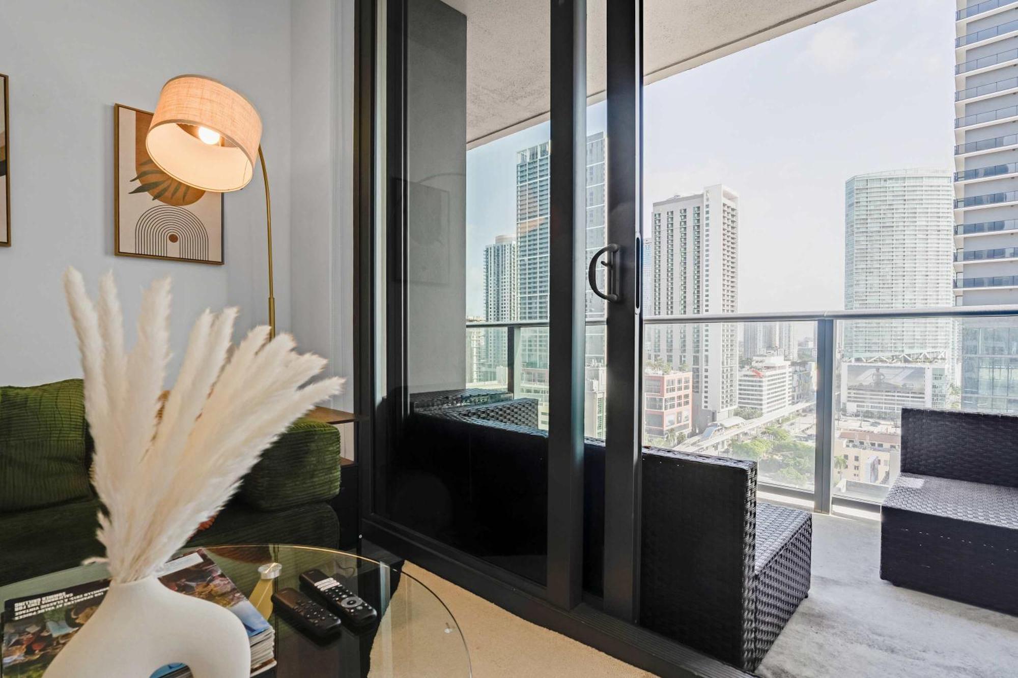 Cbd Luxepad 2b2b With Bay Views Gym Lounge Apartment