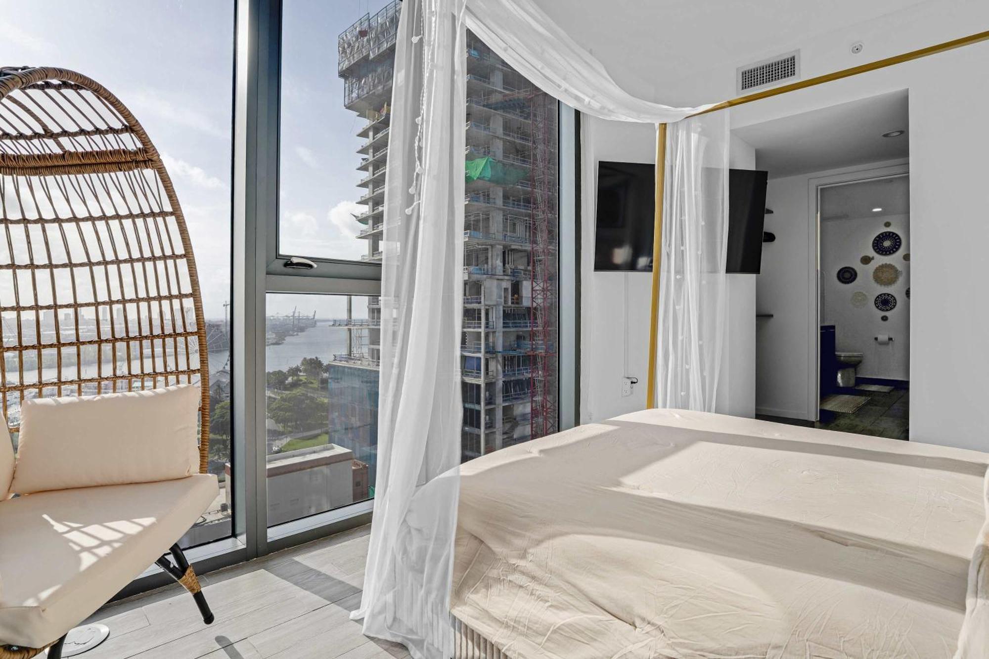 Cbd Luxepad 2b2b With Bay Views Gym Lounge Apartment *