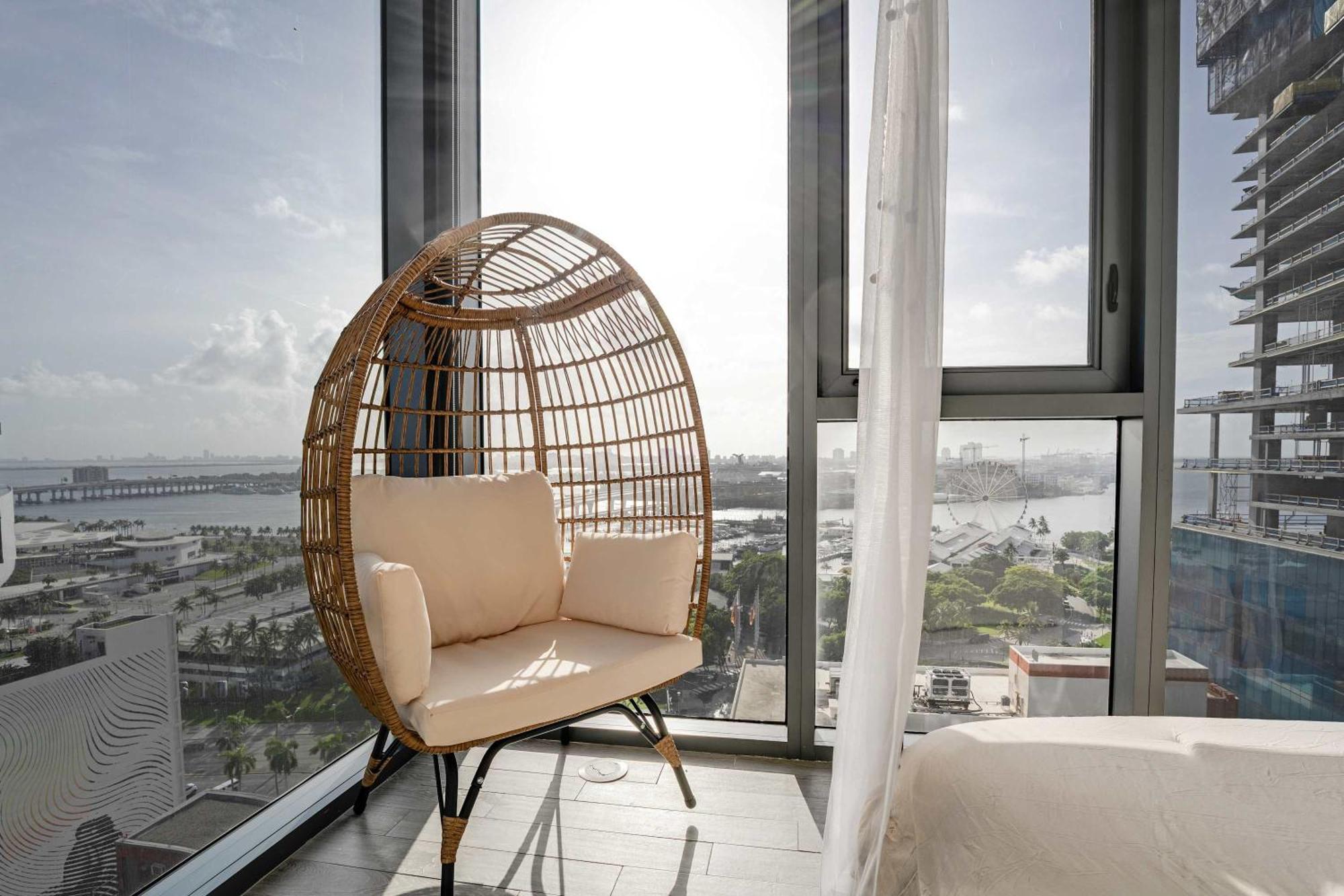 Cbd Luxepad 2b2b With Bay Views Gym Lounge Apartment